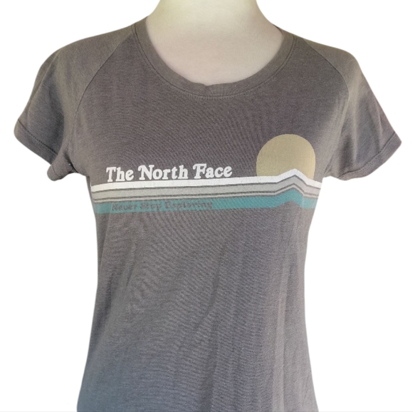 The North Face Graphic Baby Tee Gray Sunrise Slim Fit Size Small - Picture 4 of 7